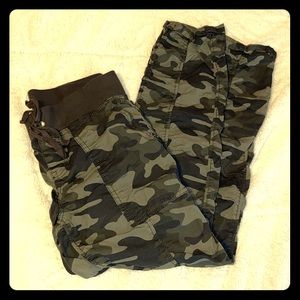 Vanilla Star. Sz M. Camo cargo pants. Never worn.